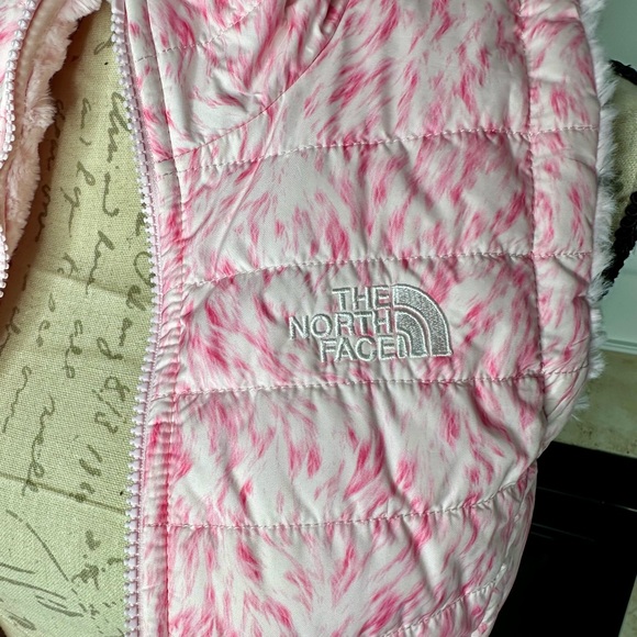 The North Face reversible puffer vest - Picture 2 of 9